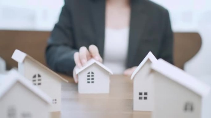女性房产中介配房模型、房屋保险和房产概念视频股票。