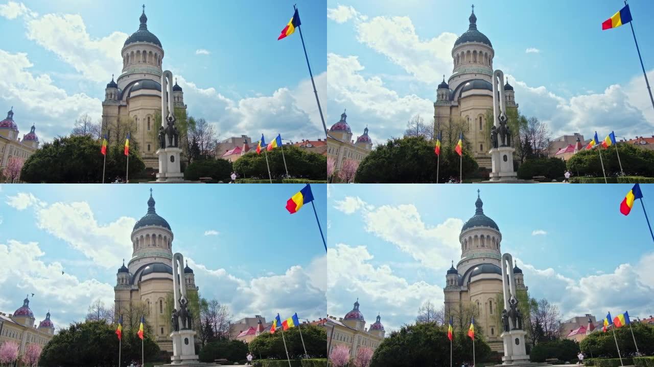 位于罗马尼亚克卢日纳波卡市中心的阿夫拉姆·伊安库广场上的东正教主教座堂。盛开的树在它前面