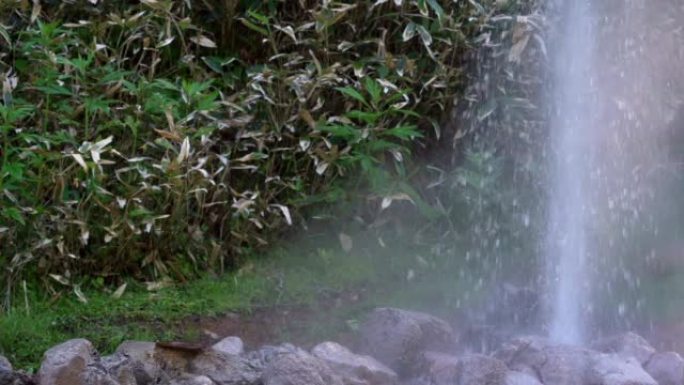 (慢动作) 从日本北海道知床的Rausu间歇泉喷出的热水
