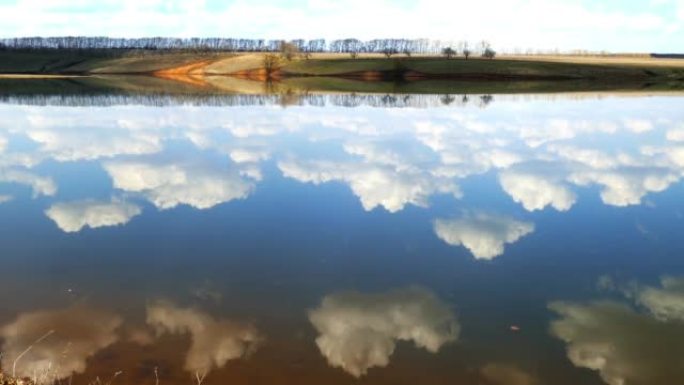 云彩反射在光滑的湖水中