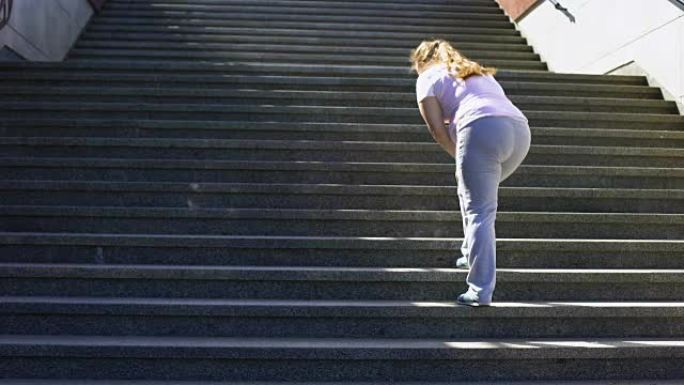 肥胖女孩难以爬楼梯，为实现目标而战胜乏力