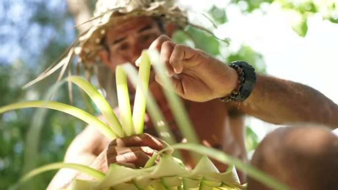 传统大溪地男子在大溪地波拉波拉旅游时，用椰子棕榈叶制作帽子。法属波利尼西亚。