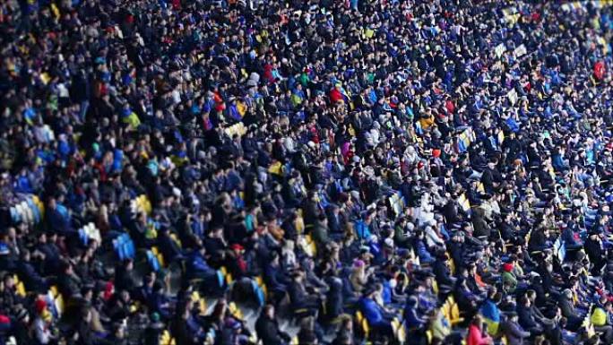成千上万的人在体育场观看足球比赛，大型体育赛事