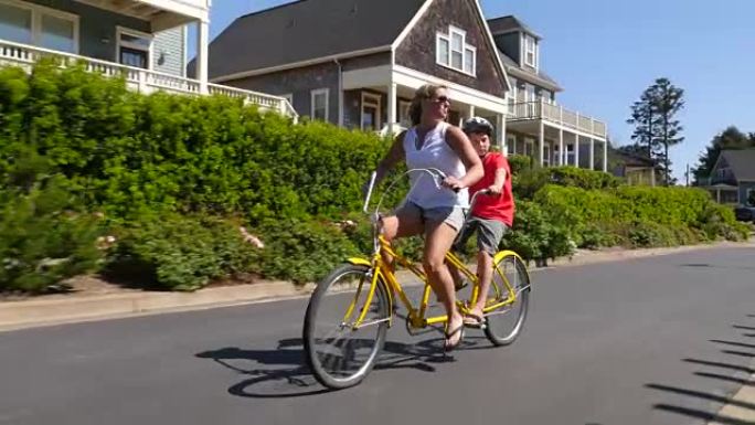 母子骑双人自行车在沿海社区