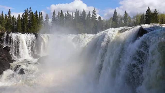 慢动作视频Jamtland西部的Ristafallet瀑布被列为瑞典最美丽的瀑布之一。
