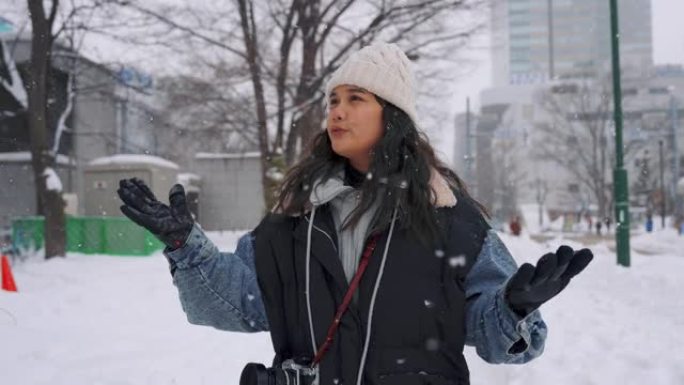 下雪时在札幌散步的女人