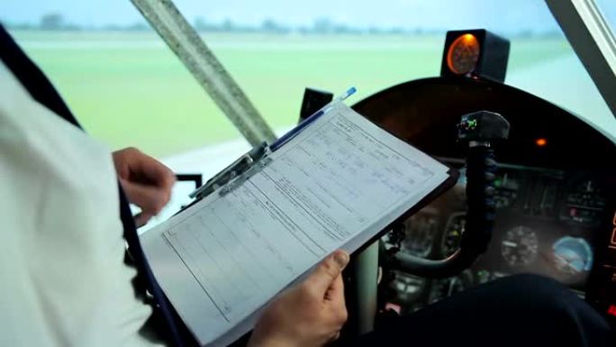 轻型飞机飞行员准备起飞，在文件中检查飞行路线