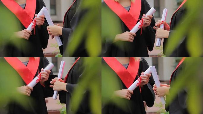 女学生拿着文凭在公园聊天，高等教育