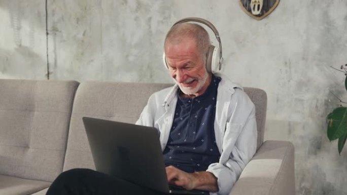 开朗的老人追随者在笔记本电脑上发表社交媒体评论。对争端的期待。