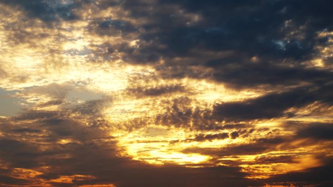 日落延时阳光穿透云朵夕阳云层黄昏天空晚霞