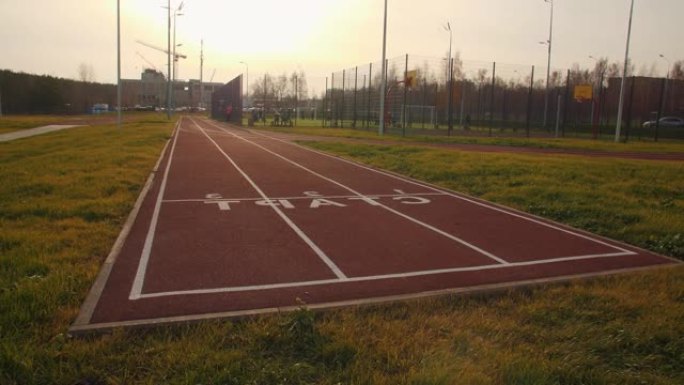 运动场上的短距离跑步和草坪跑道