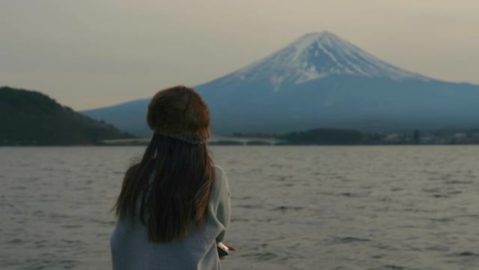 女性放松并享受富士山景观