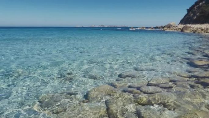 意大利撒丁岛雄伟的蓝色大海