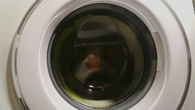 洗衣机在快速模式下旋转，干燥纺织品，洗脑