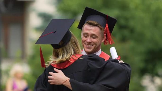 大学毕业的最佳男女朋友的真诚再见拥抱
