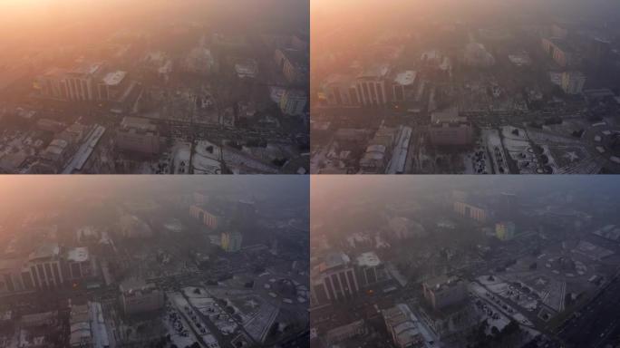 鸟瞰图在烟雾中的胜利广场比什凯克市中心上空的无人机上绕一圈飞行
