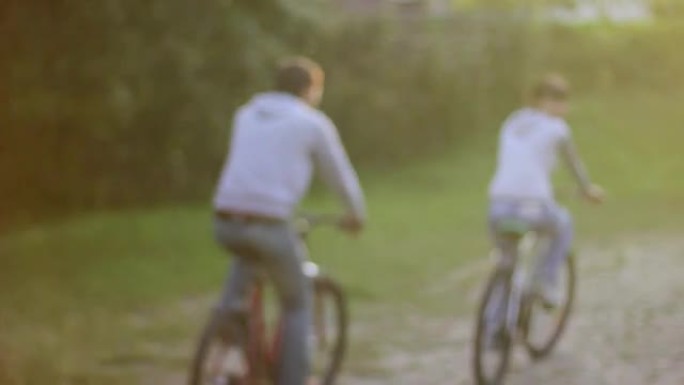 年轻夫妇在公园里骑自行车，男人浪漫的女人