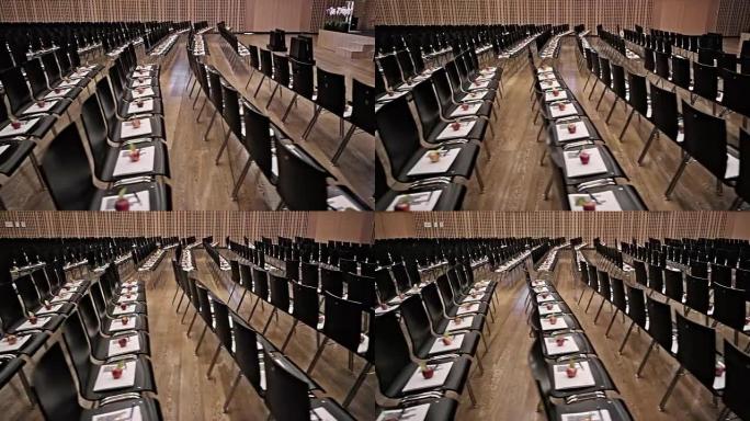 会议室的DS椅子为研讨会准备，每把椅子上都装有学习材料和苹果