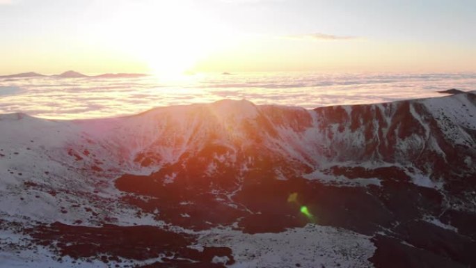 空中无人机可以看到山上的日落和下面的云彩