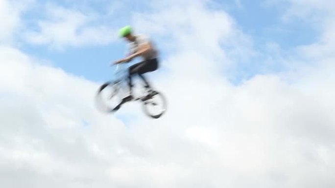 高自行车跳，自行车跳天空背景，白天