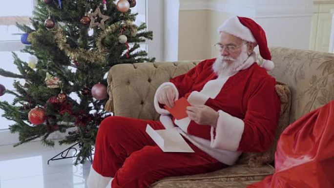 圣诞老人正在阅读孩子们的来信
