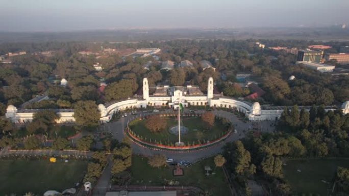 印度德里Vidhan Sabha的空中无人机镜头德里立法议会政治政府大楼英国建筑印度国旗