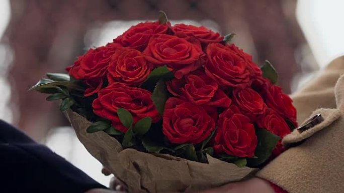 男人给女友一束红玫瑰，夫妇拿着花束，花店