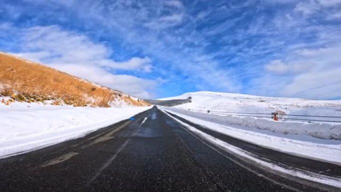 在雪山路上行驶行驶车窗外汽车第一视角