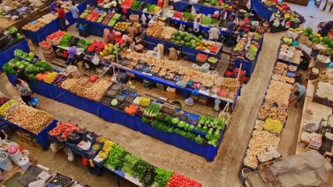 在当地传统的公共集市上，水果和蔬菜摊位的正上方