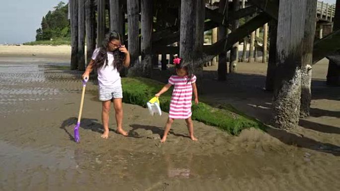 两个年轻女孩在海滩上玩耍
