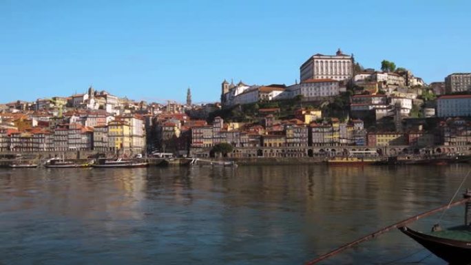葡萄牙波尔图-2019年4月8日: 里贝拉港和杜罗河的城市天际线，配有拉贝洛葡萄酒船