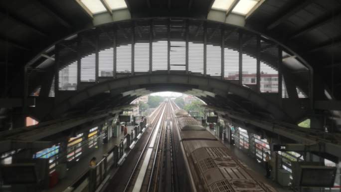 广州地铁六号线列车进站