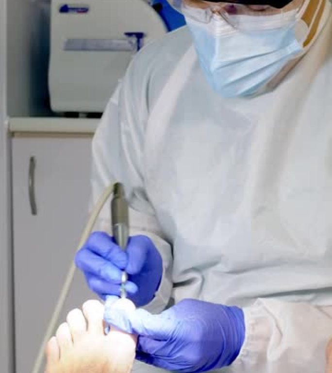 女足病医生在足病诊所做手足手术。选择性聚焦