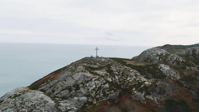 欧洲爱尔兰山顶，宗教悲痛景观背景横幅全景，山上十字架鸟瞰图，山顶混凝土十字架，山顶基督教十字架符号，