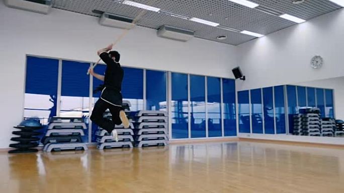 慢动作: 熟练的人在健身房的空中攻击看不见的对手