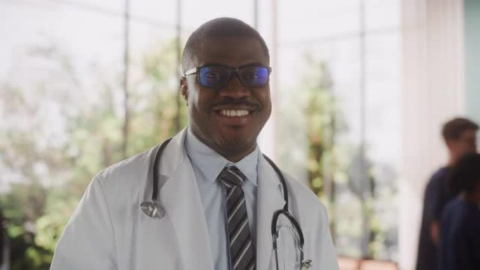 黑人医疗保健专业人员的肖像摆姿势对着镜头，微笑着看着镜头。非洲诊所医生戴着眼镜，穿着白大褂在医院办公
