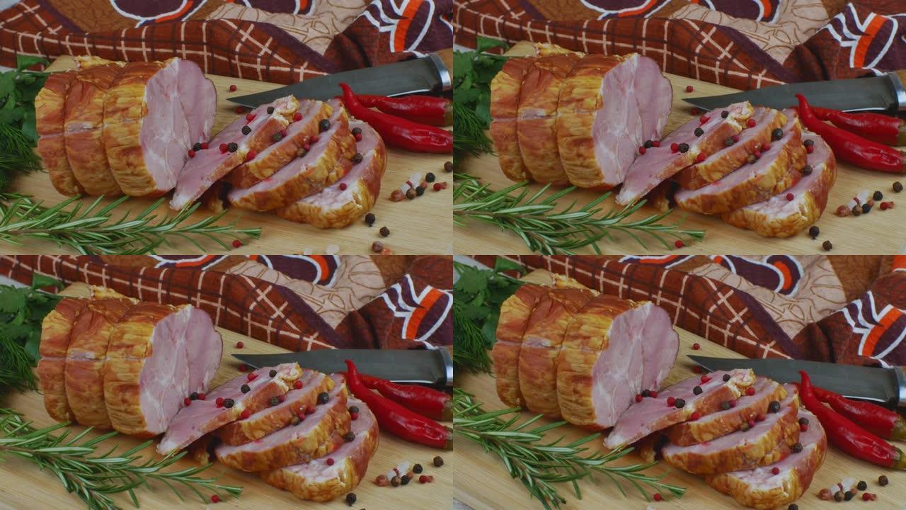 传统火腿用雕刻刀、多色多香果、红辣椒、欧芹、莳萝和罗勒切成薄片。猪肉中的零食概念