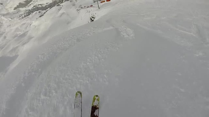 滑雪者降粉雪坡的POV