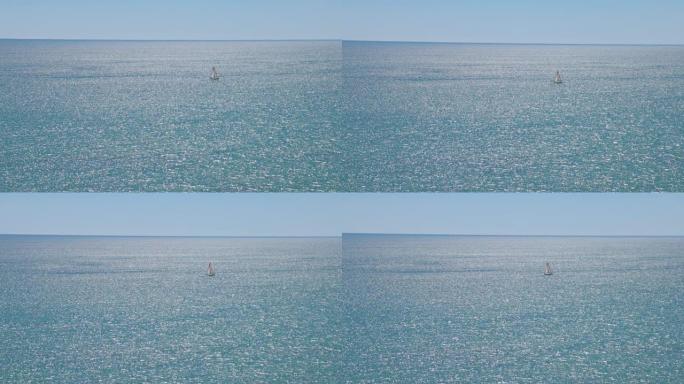 波光粼粼的海上帆船的高景景色