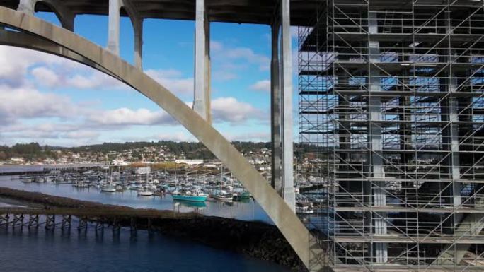 无人机空中亚奎纳湾大桥脚手架修复新港俄勒冈海岸视频02