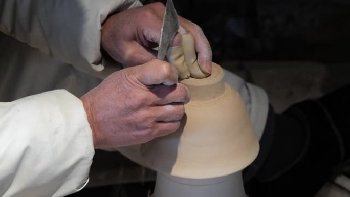 工匠用剃须工具制作瓷器