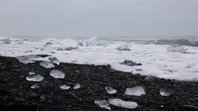 海浪在黑沙滩上坠入冰山