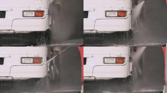 洗车人用水清洗卡车