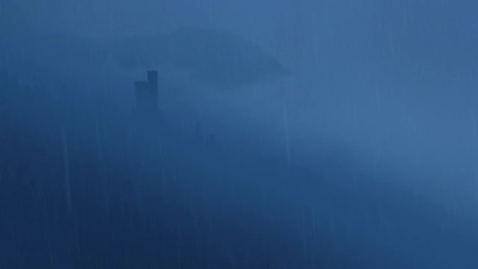 在迷雾山脉的城堡上下雨