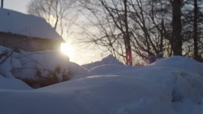 吹过雪堆的雪粒