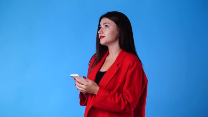 一个女人键入文字并在蓝色背景上查找的4k视频。