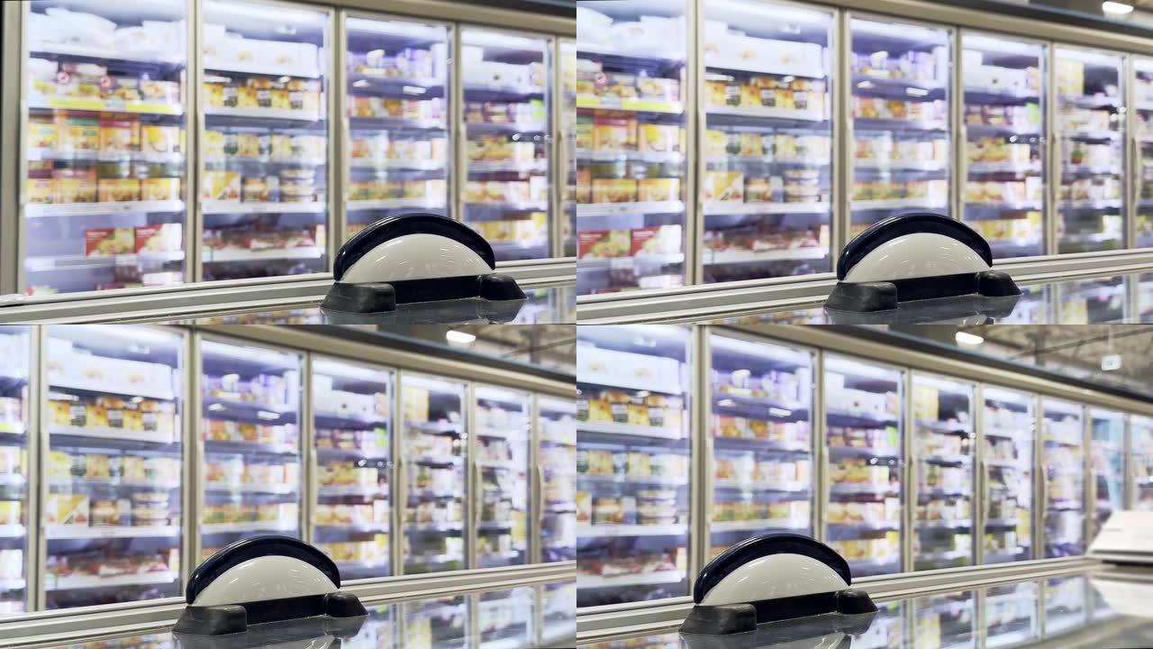 专注于前景。空超市，超市冰柜中的冷冻食品