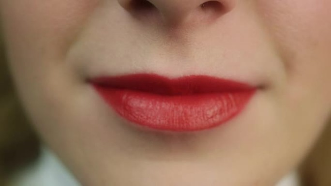 性感性感的红唇。吹气的女人-亲吻。完美的化妆，