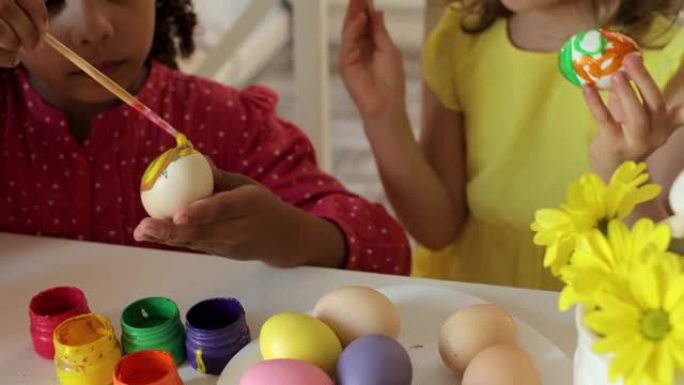 孩子们为复活节的盛宴制作自己的手绘鸡蛋。