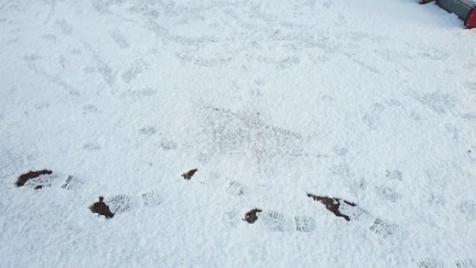 雪地上的足迹